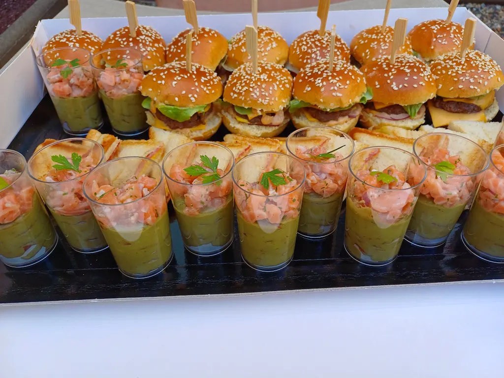 Verrines et mini burger dans apéritifs dinatoire par océane pâtisserie et brunch