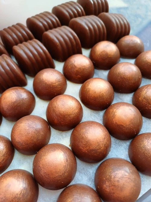Chocolat garnie à la praline sur fond blanc