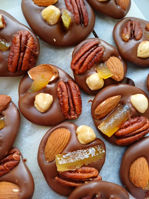 Mendiant au chocolat au lait et fruits sec fait par océane pâtisserie et brunch
