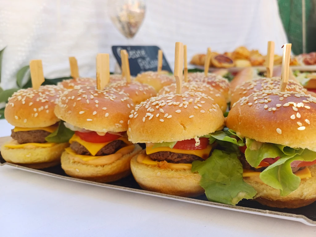 Plateau de burger dans apéritif dinatoire par océane pâtisserie & brunch