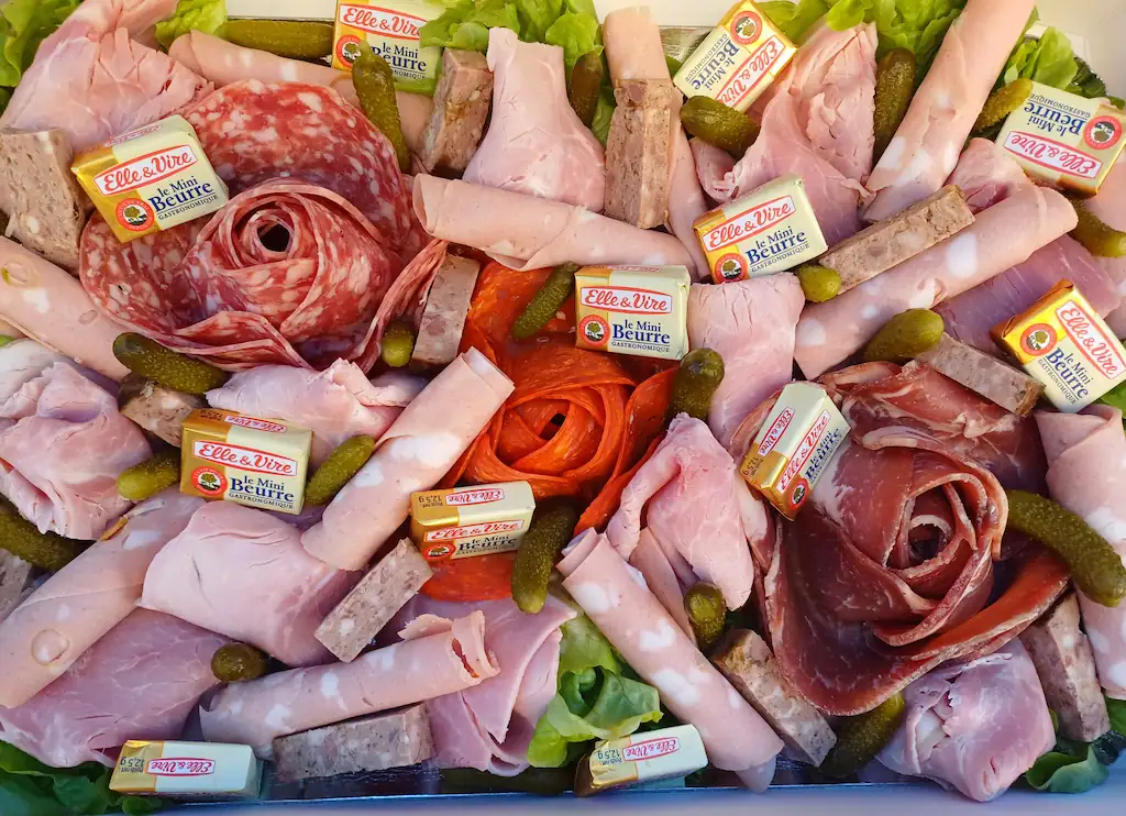 Plateau de charcuterie dans apéritif dinatoire par océane pâtisserie & brunch
