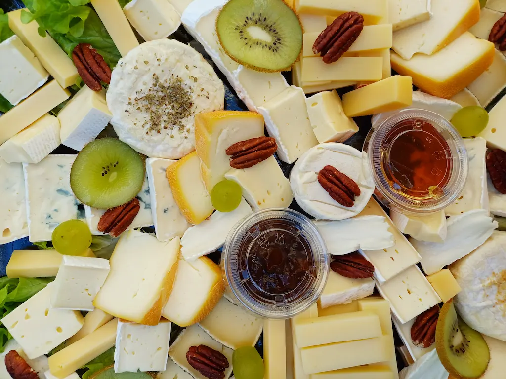 Plateau de fromage dans apéritif dinatoire par océane pâtisserie & brunch