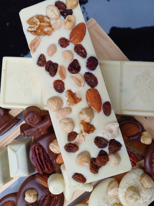 Tablette de chocolat blanc avec fruits secs fait par océane pâtisserie et brunch