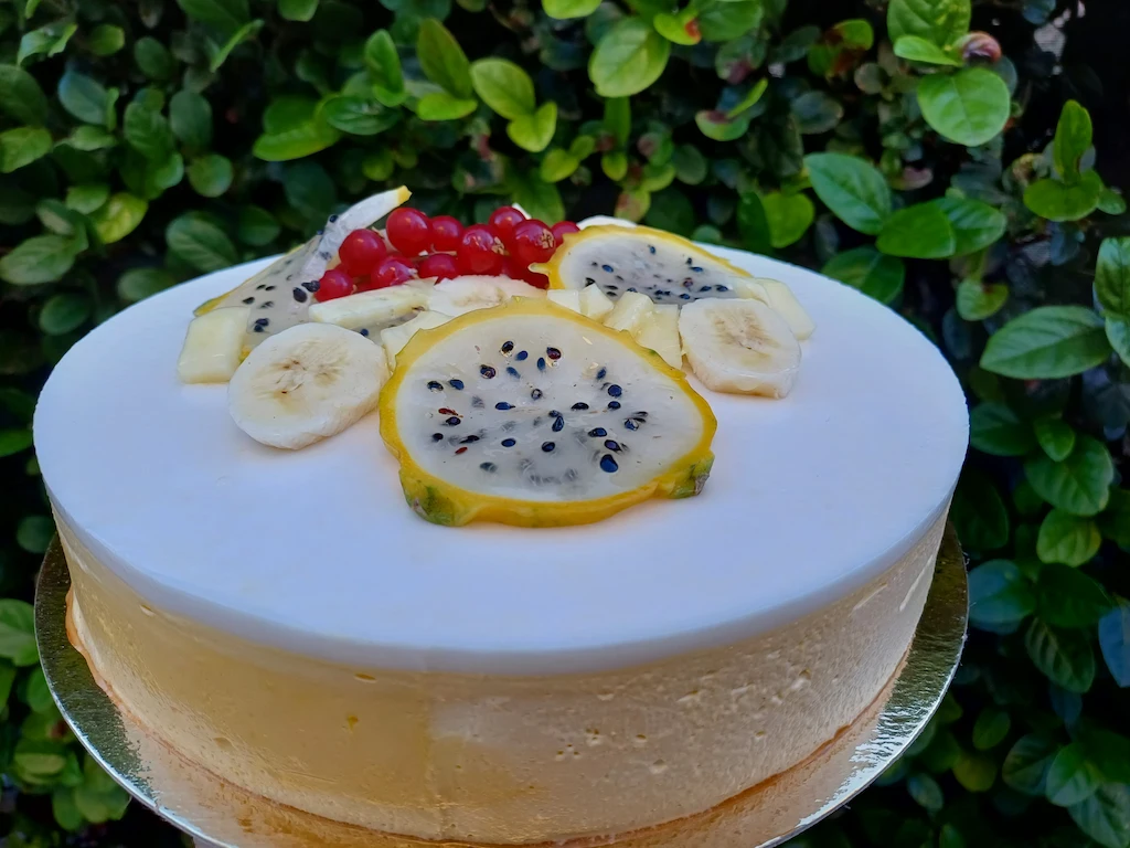 Bavarois mangue et noix de coco décorée avec fruits du dragon