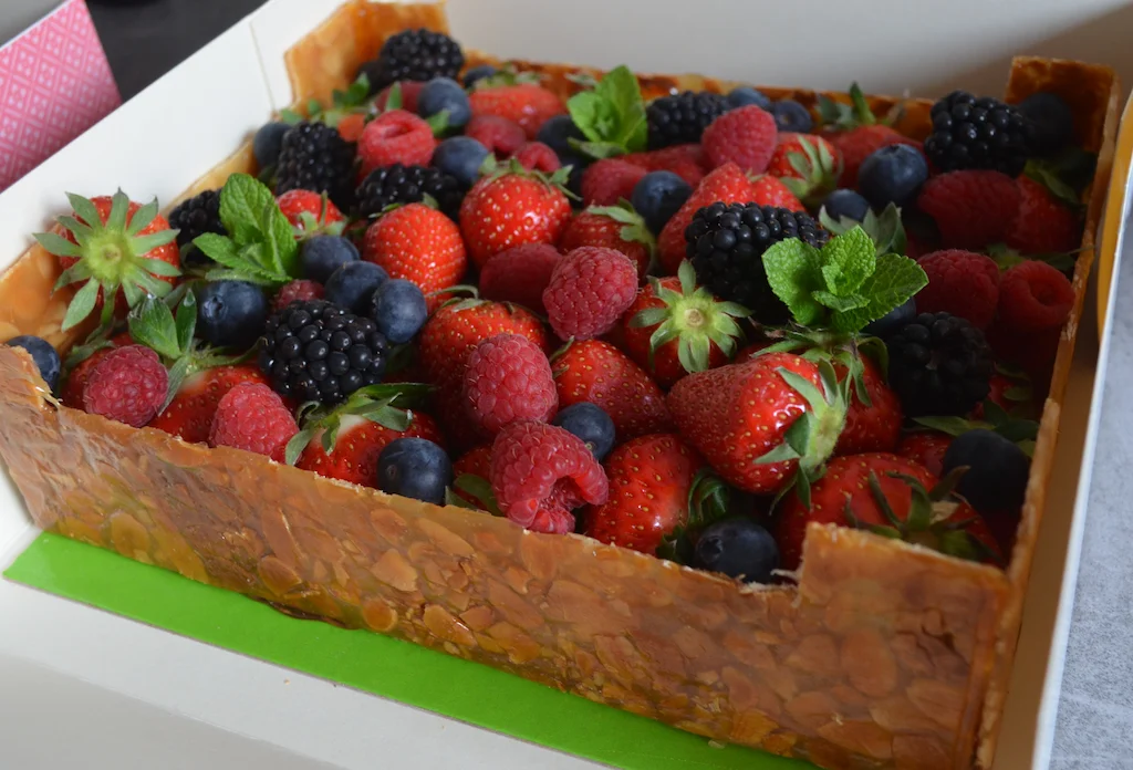 Cagette en nougatine garnie de fruits rouge