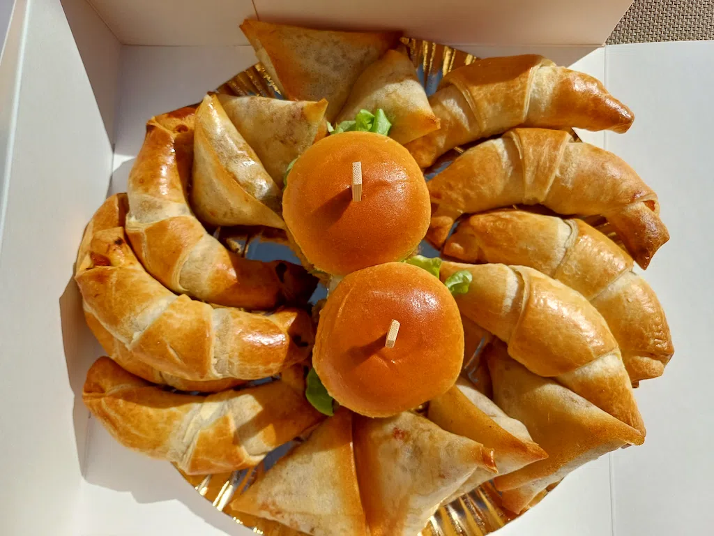 Croissant salée, samossa et mini burger