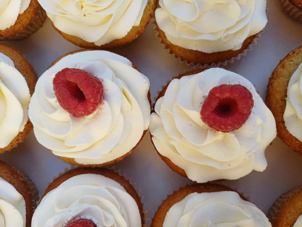 Cupcakes framboise dans sa boite blanche crée par Océane Pâtisserie & Brunch