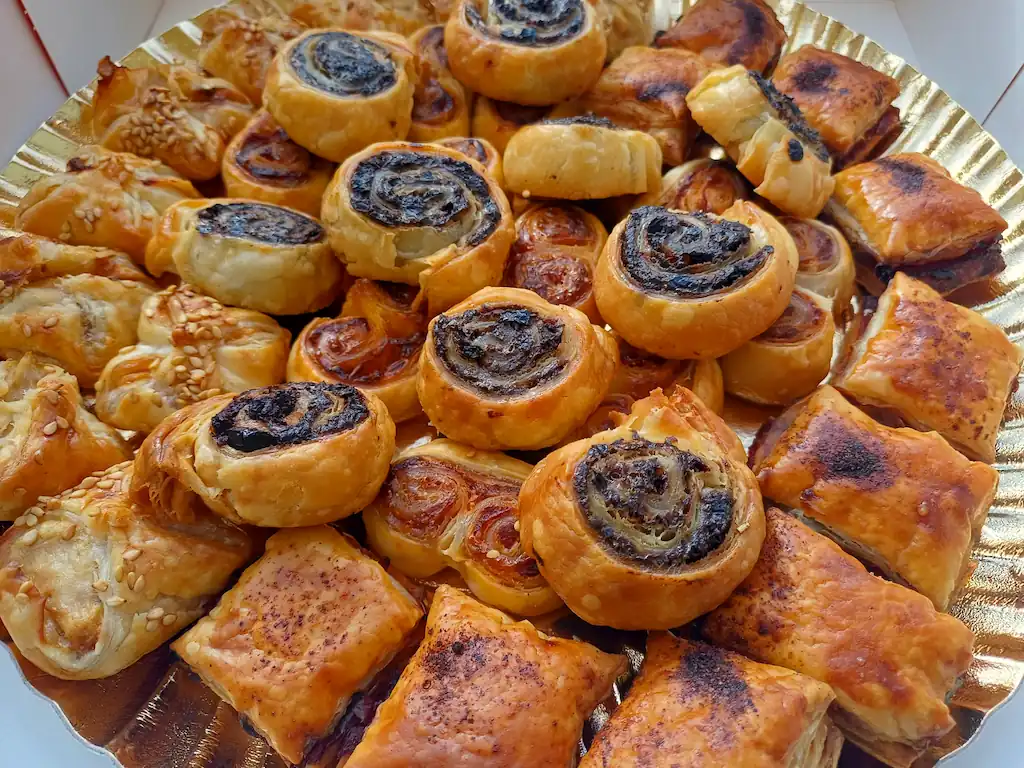 Feuilleté tomate, tapenade, poivron et thon sur fond or