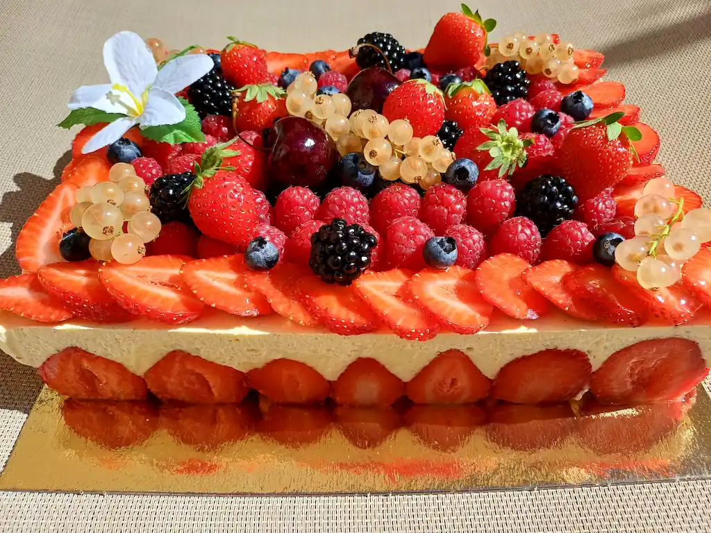 Grand fruitier coloré et garnie de fruits frais fait par océane pâtisserie & brunch
