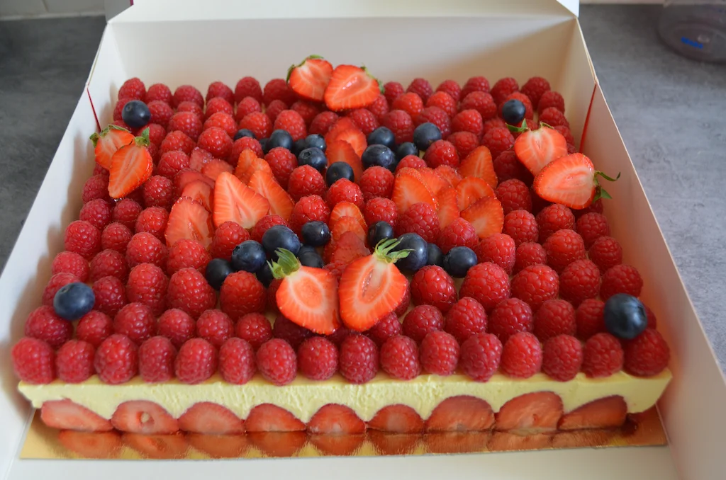 Grand fraisier coloré et garnie de fruits frais fait par océane pâtisserie & brunch