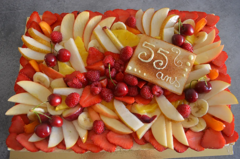 Grand fruitier coloré et garnie de fruits frais