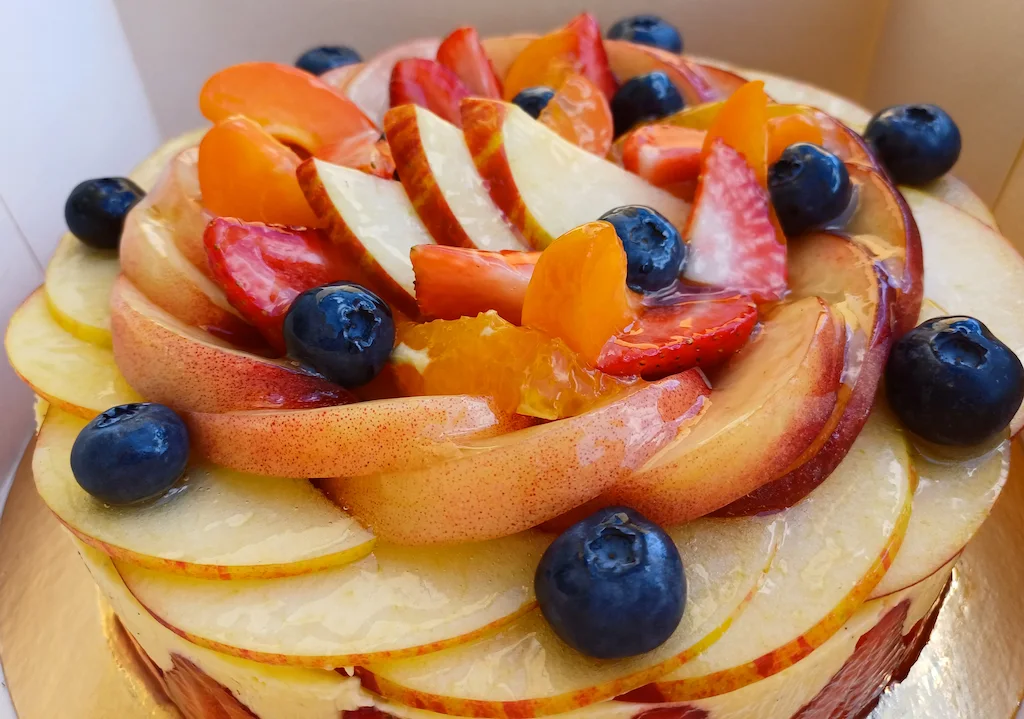 Fruitier coloré et garnie de fruits