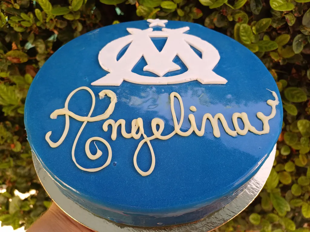 Bavarois fraise sur le thème l'OM * Olympique Marseillaise