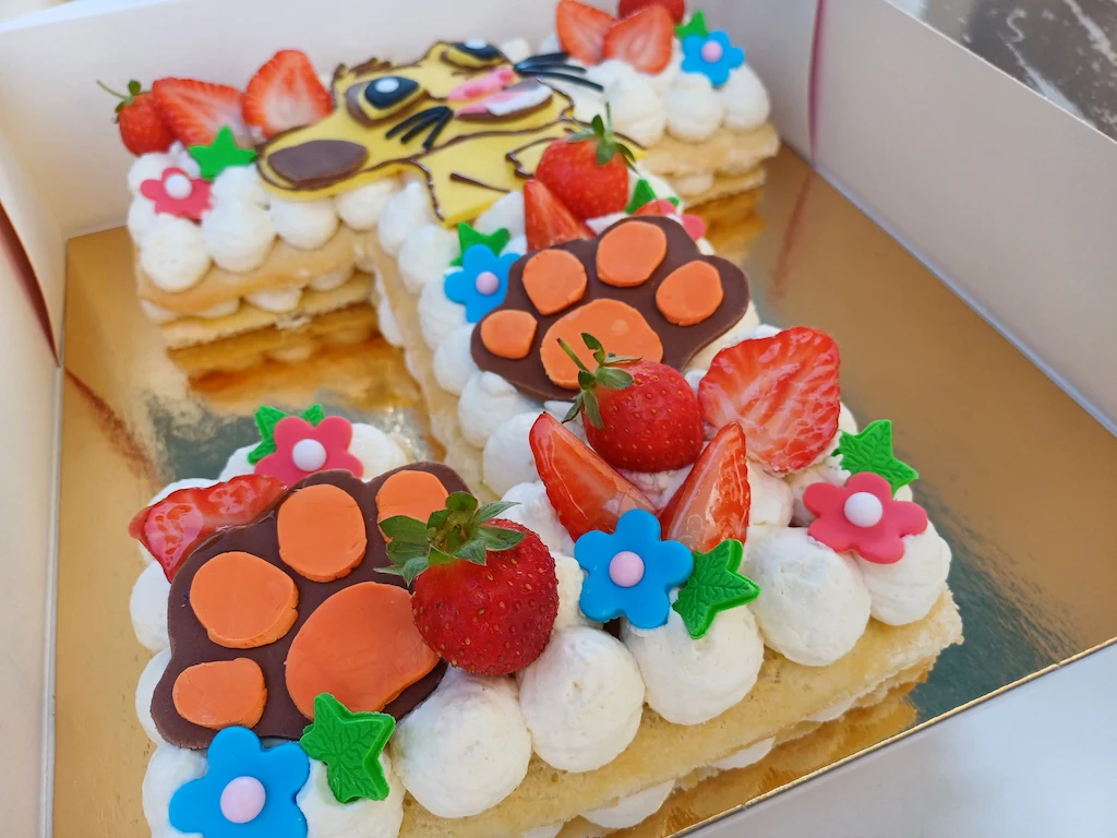 Letter cake J sur le thème simba et coloré