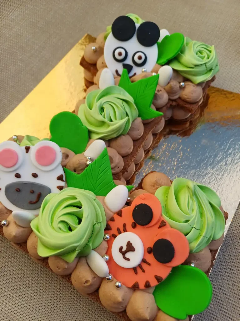Letter cake L sur le thème jungle et coloré vert