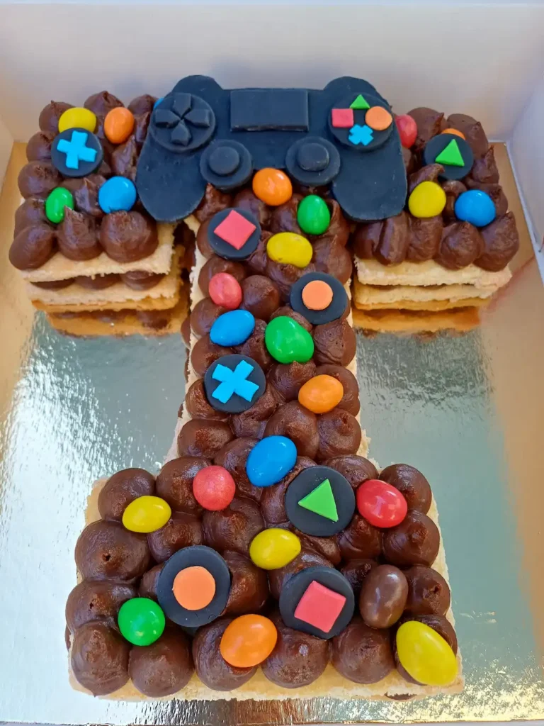 Letter cake T au nutella sur le thème playstation