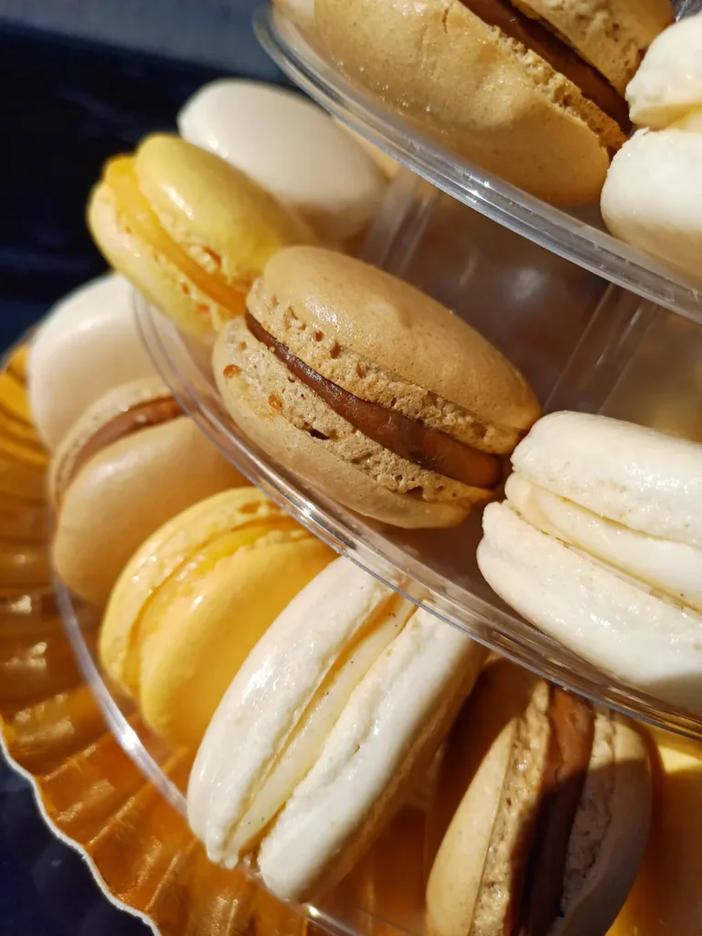 Macarons café, vanille et citron sur pyramide