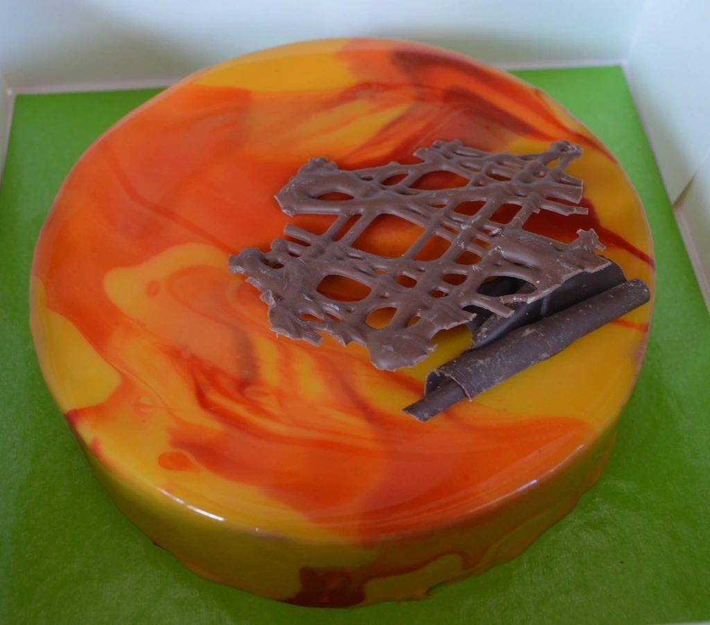 Entremet mangue framboise avec décors chocolaté