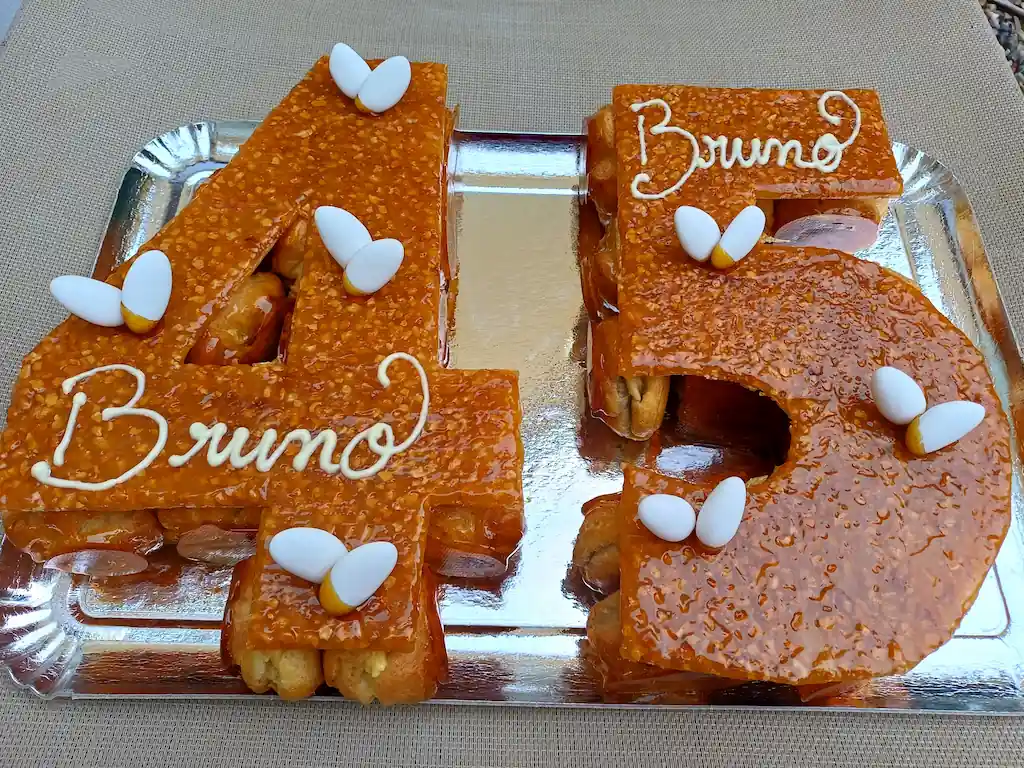 Pièce montée en choux 45 garnie à la vanille fait par océane pâtisserie