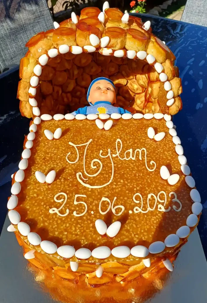 Pièce montée en choux berceau garnie à la vanille fait par océane pâtisserie