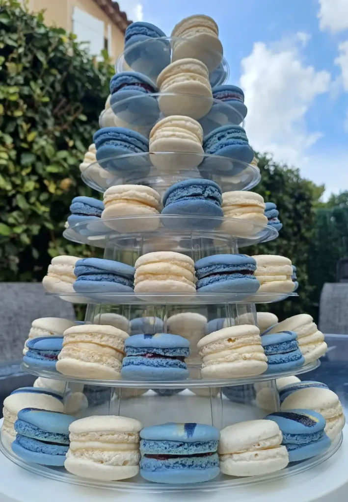 Pièce montée en macaron bleu et blanc sur fond en extérieur