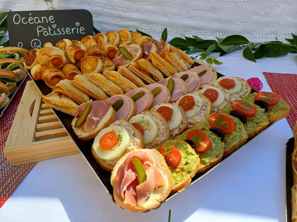 Plateau apéritif avec toasts, croques et feuilletés