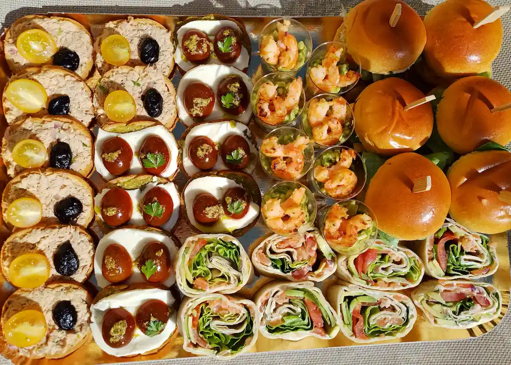 Plateau apéritif avec toast, verrines, wraps et burger