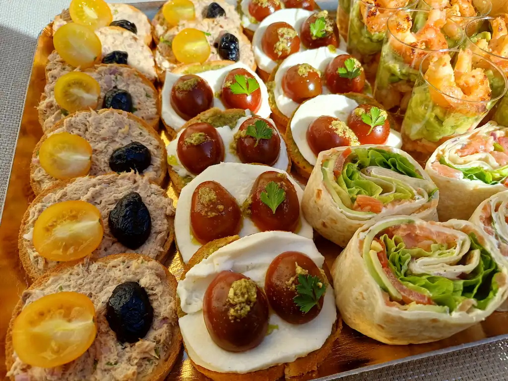 Plateau apéritif avec toast, verrines, et wraps