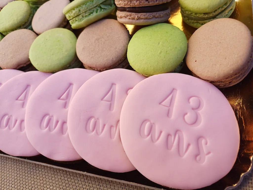 Sablés Personnalisée "43 ans" et macarons