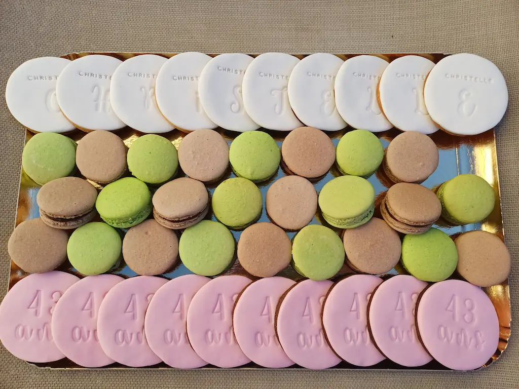 Sablés Personnalisée "43 ans" et "Christelle" avec macarons chocolat et pistache