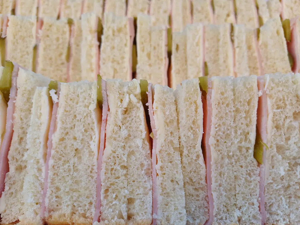 Sandwich de pain de mie jambon beurre et cornichon