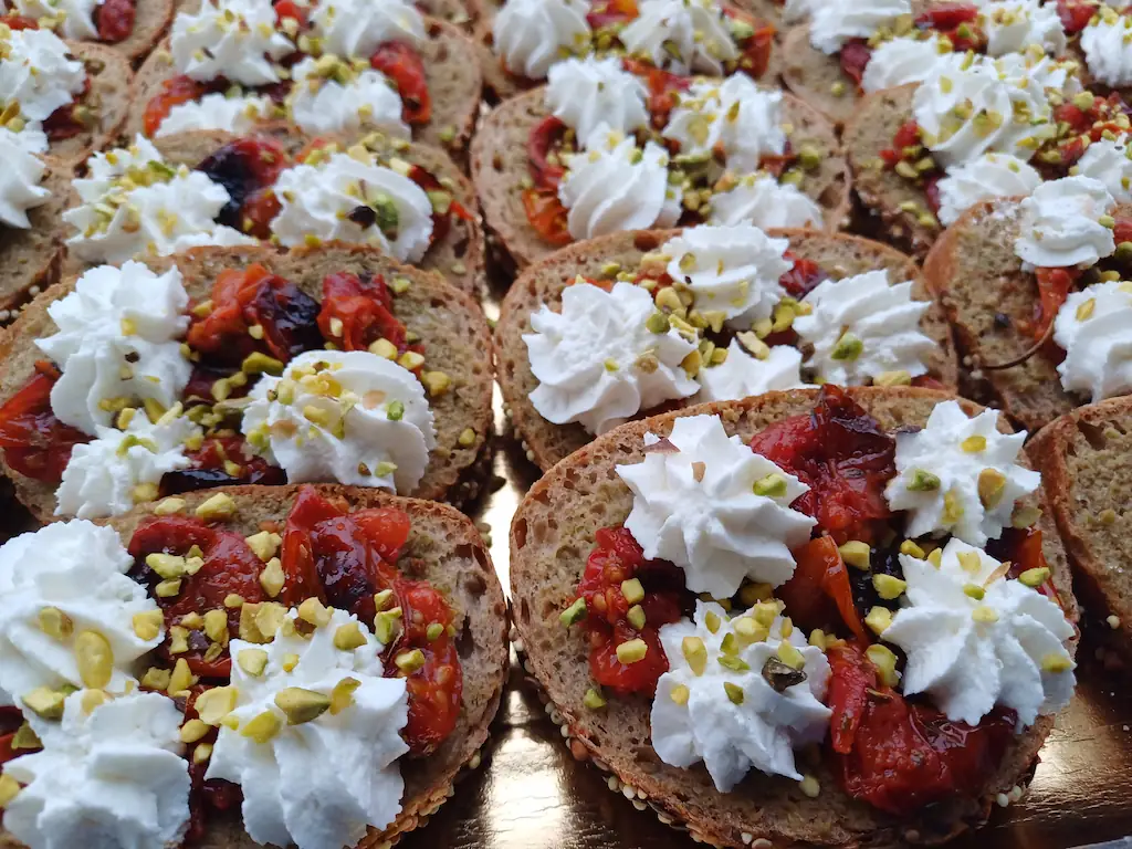Tartines de tapenade, tomates confites, ricotta et pistache