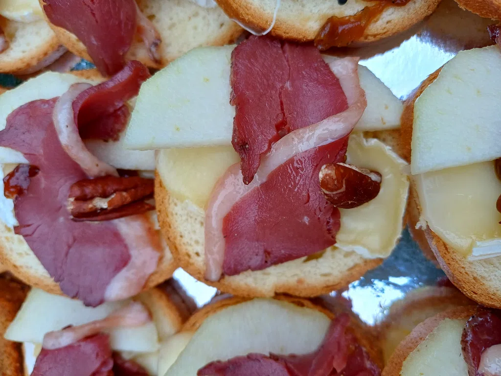 Toast de magret fumée, poire confite et reblochon