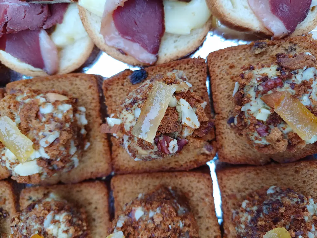 Toast de pain d'épices avec foie gras et orange confite