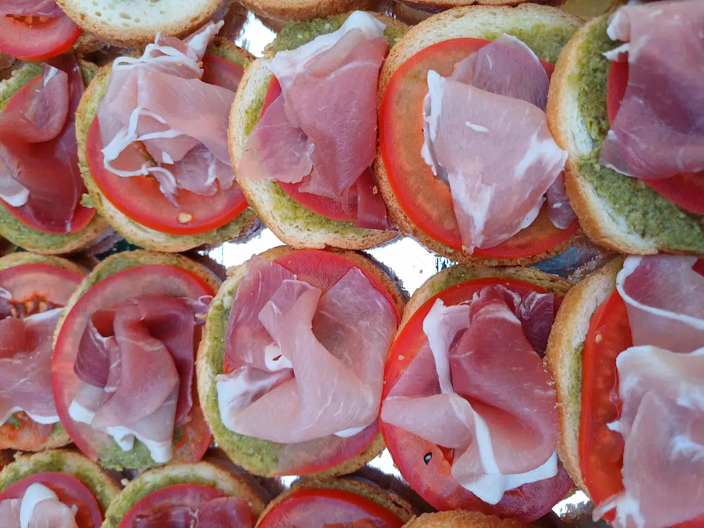 Toast de tapenade, tomate et jambon cru