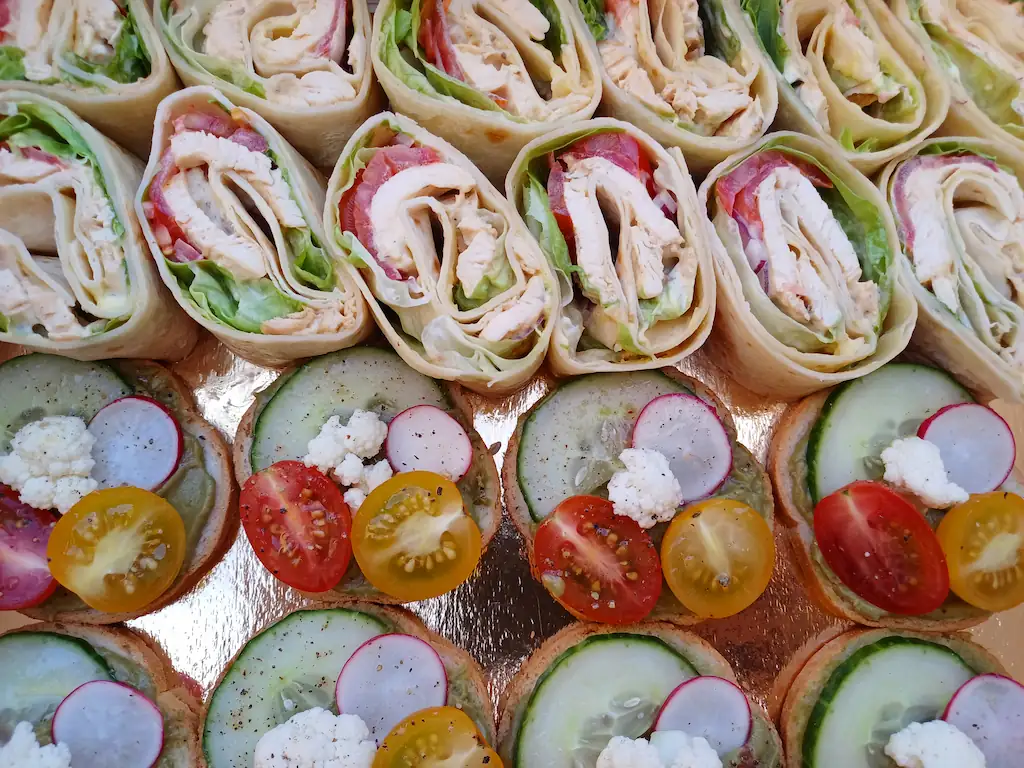 Plateau de toast crudités et wrap au poulet