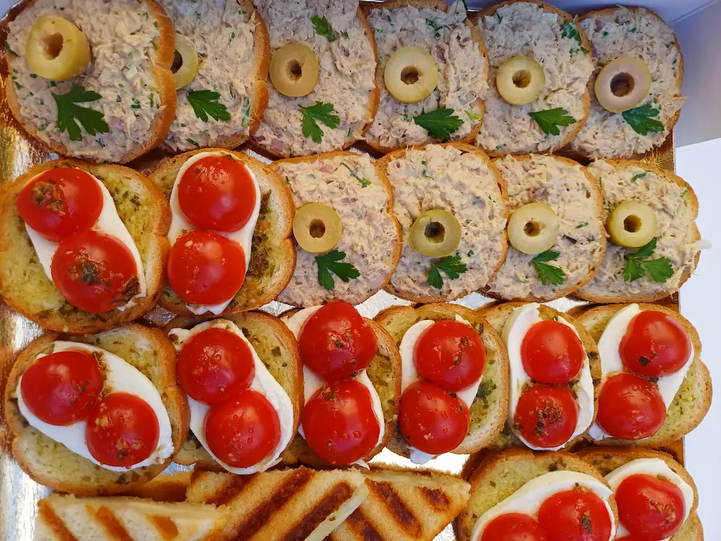 Toast de thon et de tomate mozza et pesto
