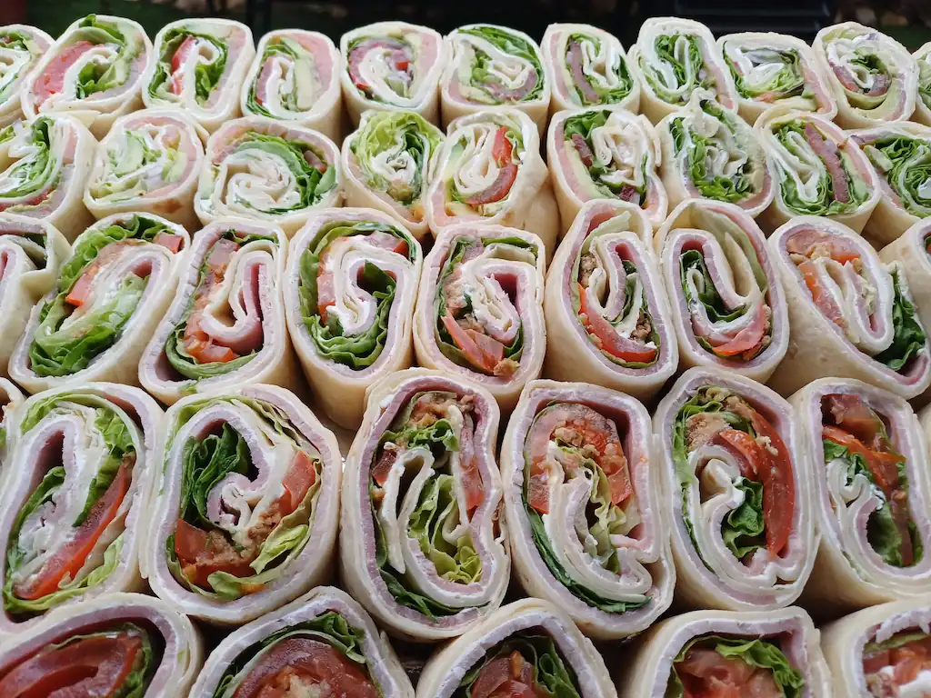 Mélange de Wrap avocat et saumon fumée ainsi que jambon et crudités