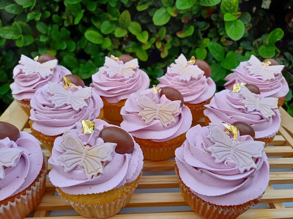Cupcake Kinder thème papillon fait par Océane Pâtisserie & brunch