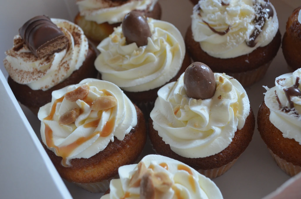 Cupcake Kinder, Bounty et Snikers thème papillon fait par Océane Pâtisserie & brunch