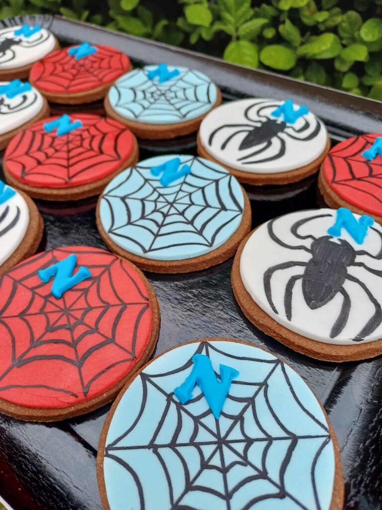 Sablés personnalisée thème spider man fait par Océane Pâtisserie & Brunch